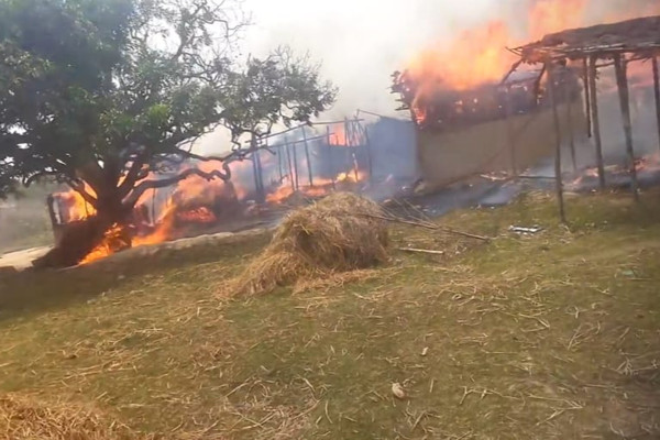 महोत्तरीमा आगलागीबाट आठ घर खरानी